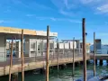 Stazione San Zaccaria, punto di partenza per il vaporetto verso il Lido di Venezia. Giornata limpida con cielo azzurro.