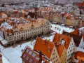 Widok z góry na Rynek we Wrocławiu z kolorowymi kamienicami i ratuszem.