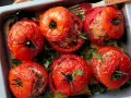 Pomodori ripieni freddi, gustosi e colorati, pronti per essere gustati in una giornata calda.