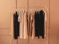 Perchero con ropa neutra, ideal para empezar a definir cómo encontrar tu estilo personal.
