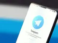 Ekran smartfona z logo Telegram i napisem "The world's fastest messaging app. It is free and secure." - czy telegram jest bezpieczny?