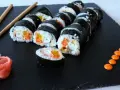 Roladki sushi z surimi, marchewką i papryką. Czy surimi jest zdrowe? Zależy od składu i sposobu przygotowania.