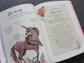 Ilustracja z baśni o jednorożcu. Magiczne stworzenie z leśnymi kwiatami we włosach i na ogonie.