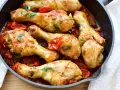Pollo alla cacciatora ricetta napoletana in padella con pomodorini e prezzemolo. Un piatto succulento e profumato.