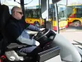 Kierowca autobusu MPK Łódź za kierownicą. Zastanawiasz się, ile zarabia kierowca autobusu turystycznego?