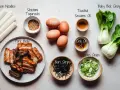 Składniki do shoyu ramen: makaron, boczek, jajka, pak choi, nori, cebulka, shichimi togarashi, olej sezamowy i chili.