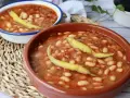 Dos cuencos de pochas a la navarra, un plato reconfortante con judías blancas, tomate y pimientos.