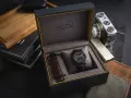 Elegancki chronometr co to? Zestaw z limitowanej edycji z zegarkiem, dodatkowym paskiem, aparatem i suwmiarką.