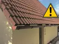 Uwaga na dach! Brązowe dachówki i rynny tworzą opierzenie dachu, które wymaga uwagi.