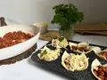 Ciasto francuskie z mięsem mielonym i serem, przygotowywane w formie na muffinki.