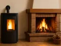 Stufa a pellet moderna e camino in mattoni con fuoco vivo. Un cesto di legna completa la scena, un vero bonus per le tue stufe a legna.