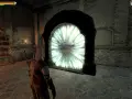 Geralt stoi przed portalem, który jest jednym z sefirów Wiedźmina 1.