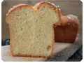 Schnitt von einem goldbraunen Brioche-Brot, perfekt für Lievito Madre Rezepte. Die weiche Krume mit kleinen Luftlöchern und die süße Kruste laden zum Genuss ein.