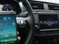 Smartfon z ikonami aplikacji gotowy do połączenia przez MirrorLink z ekranem samochodu.