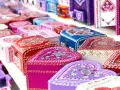 Kolorowe, ręcznie malowane szkatułki w kształcie serc. Idealne pamiątki, które warto przywieźć z Chorwacji.