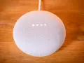 Google Nest Mini mit leuchtenden Punkten, bereit für einen google nest mini reset.