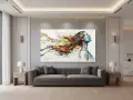Portrait abstrait d'une femme sur une toile matière, ses cheveux multicolores s'envolent dans un tourbillon de couleurs vives.