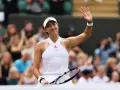 Garbiñe Muguruza, una de las tenistas españolas famosas, saluda al público en Wimbledon.