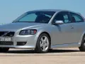 Srebrne Volvo hatchback z charakterystycznym tyłem, zaparkowane na zewnątrz.