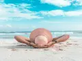 Relaks na plaży, idealny na gorące wyjazdy z Polski. Słońce, piasek i szum fal.