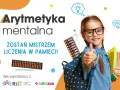 Arytmetyka mentalna to nauka szybkiego liczenia w pamięci. Uśmiechnięta dziewczynka z koralikami i książkami pokazuje, jak to działa.