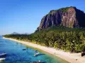 Mauritius pogoda sierpień: rajska plaża z palmami, turkusowa woda i majestatyczna góra Le Morne. Idealne warunki na wakacje.