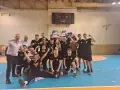 Radosna drużyna po meczu, świętująca zwycięstwo. Widać zawodników Anilana Łódź, ich trenerów i tablicę wyników.