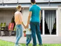 Ehepaar mit Kind vor neuem Haus. Unterschiedliches Eigenkapital beim Hauskauf?