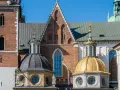Wawel, jeden z najpiękniejszych zamków w Małopolsce, z charakterystycznymi kopułami i ceglaną wieżą.