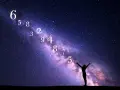 Sylwetka człowieka wita nowy rok astrologiczny pod rozgwieżdżonym niebem. Liczby unoszą się w Drodze Mlecznej.