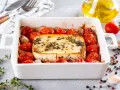 Pieczeni ser feta z pomidorkami koktajlowymi i czosnkiem, idealne dania na imprezę na ciepło.
