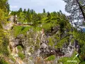 Der Hausbachfall Klettersteig mit Einstieg, Seilbrücke und Schwierigkeitsgraden (A-C) führt durch eine felsige Schlucht mit Wasserfall.