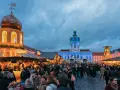 Besucher genießen den Weihnachtsmarkt vor dem beleuchteten Schloss Charlottenburg in Berlin.