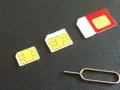 Tre schede SIM di diverse dimensioni, una rossa e bianca, e uno strumento per estrarre il **numero seriale SIM**.