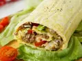 Herzhafte Big Mac Rolle gefüllt mit Hackfleisch, Salat, Tomaten und Käse, serviert auf knackigem Salatblatt.