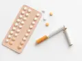 Verpackung mit Pillen und zerbrochene Zigarette. Vorsicht bei rauchen bei thrombosespritzen.