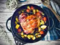 Knusprige putenoberkeule im Bräter mit Gemüse, perfekt für ein festliches Essen.