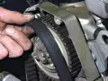 Mechanik sprawdza pasek rozrządu. Czas wymiany rozrządu zależy od modelu auta.