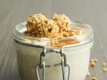Cremiges Giotto Eis im Glas, garniert mit Karamell und gehackten Nüssen. Ein süßer Genuss!