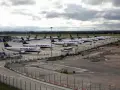 Wiele samolotów Ryanair na płycie lotniska, gotowych do lotów do Anglii.