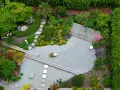 Ein moderner japanischer Garten mit Kieswegen, Holzdecks und üppiger Bepflanzung. Tolle tipps zur gartengestaltung für eine ruhige Oase.