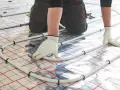 Montaż podłogówki. Sprawdź, jaka jest podłogówka cena za m2 robocizny i ciesz się ciepłem.