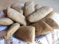 Un cesto pieno di biscotti della nonna, dorati e cosparsi di zucchero, invitano a un assaggio di dolcezza casalinga.
