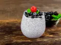 Pudding chia z jagodami i maliną. Nasiona chia – właściwości i przeciwwskazania.