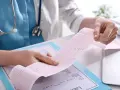 Pielęgniarka analizuje zapis EKG, ucząc się interpretacji podczas kursu EKG dla pielęgniarek online.