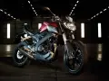 Czerwono-szary motocykl Yamaha TZR 125 V-Max w ciemnym pomieszczeniu.