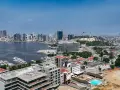 Luanda, stolica Angoli, z nowoczesnymi wieżowcami, mariną pełną jachtów i historycznym fortem na wzgórzu.
