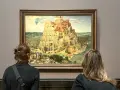 Dwie osoby oglądają obraz Wieża Babel w Muzeum Historii Sztuki w Wiedniu.
