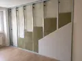 Struttura metallica per insonorizzare una stanza fai da te, con pannelli isolanti in lana di roccia e cartongesso in fase di montaggio.