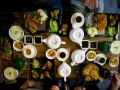 Mesa llena de platos asiáticos, teteras y tazas. Una experiencia culinaria en un restaurante sensorial.